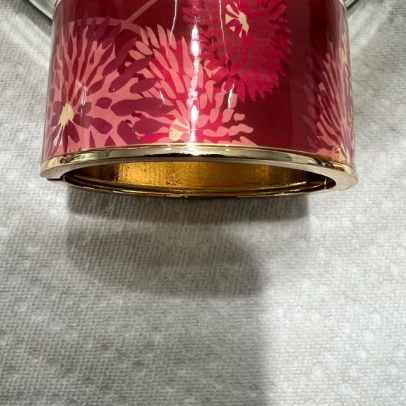 AVON Luxurious Red Pink and Gold Floral Patterned Hinge Bracelet - Picture 2 of 4